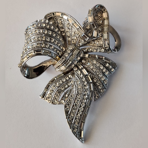 Spectacular Bow Tie Crystal Brooch - Picture 13 of 16